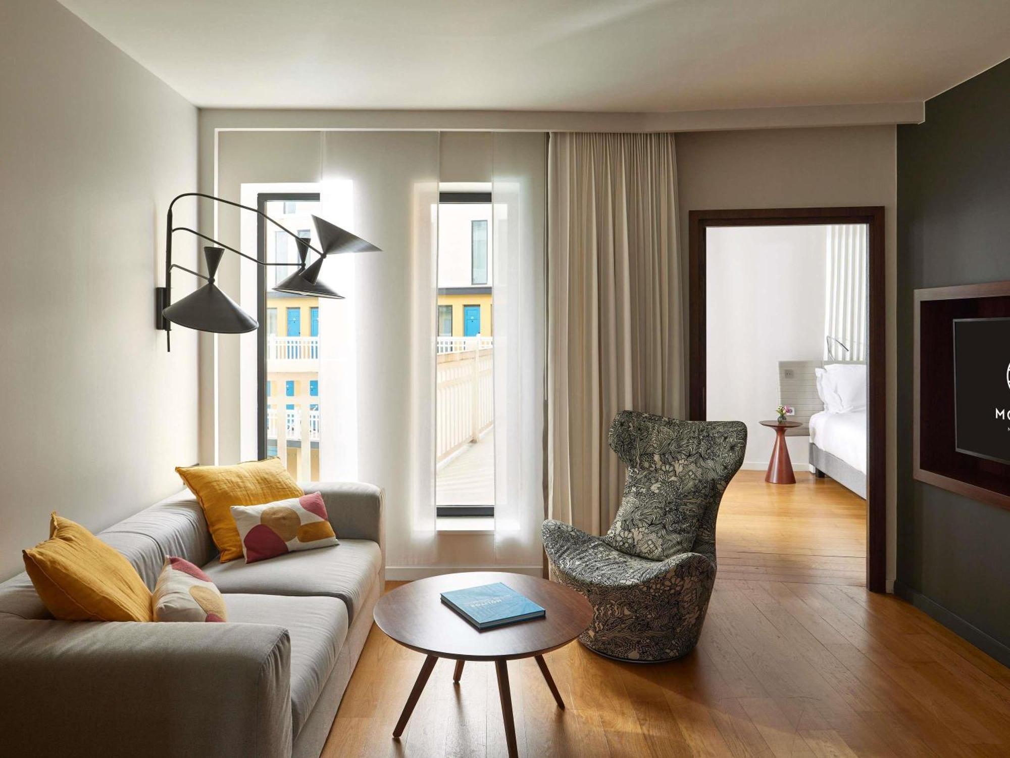 Suite con sofá cama, zona de estar y vistas a la piscina - Cama extragrande