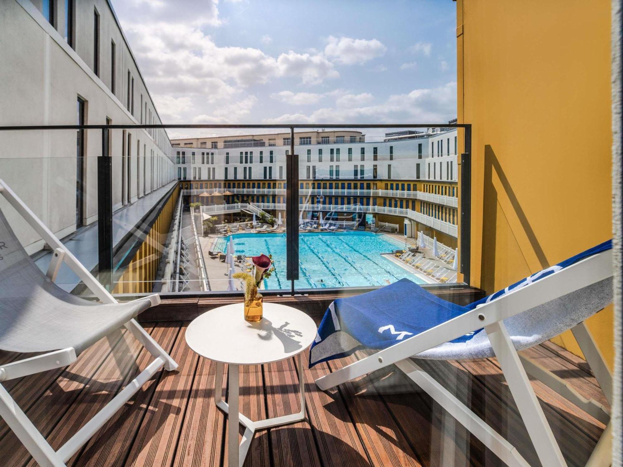 Suite con balcón y vistas a la piscina
