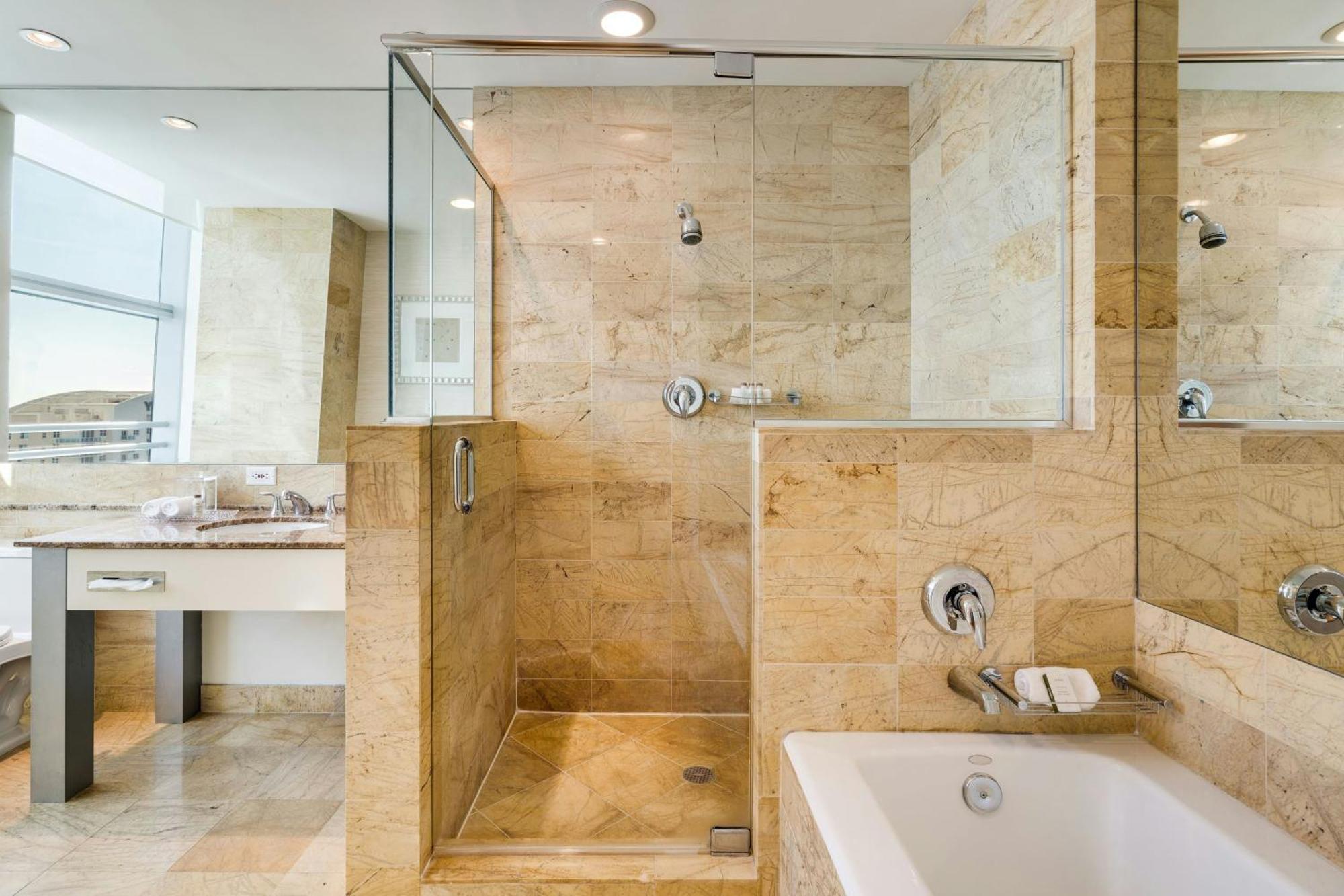 Habitación Doble Deluxe con 2 camas dobles y vistas a la bahía