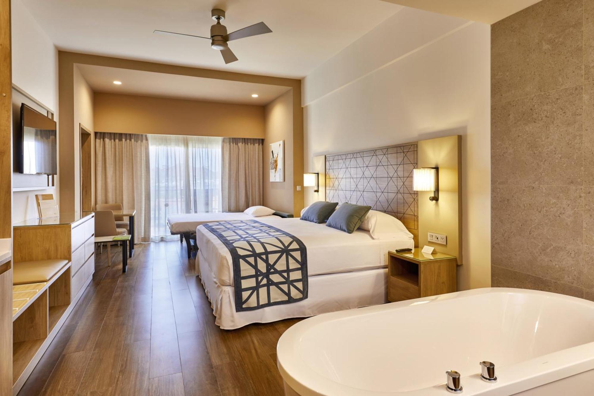 Suite Junior con vistas parciales al mar
