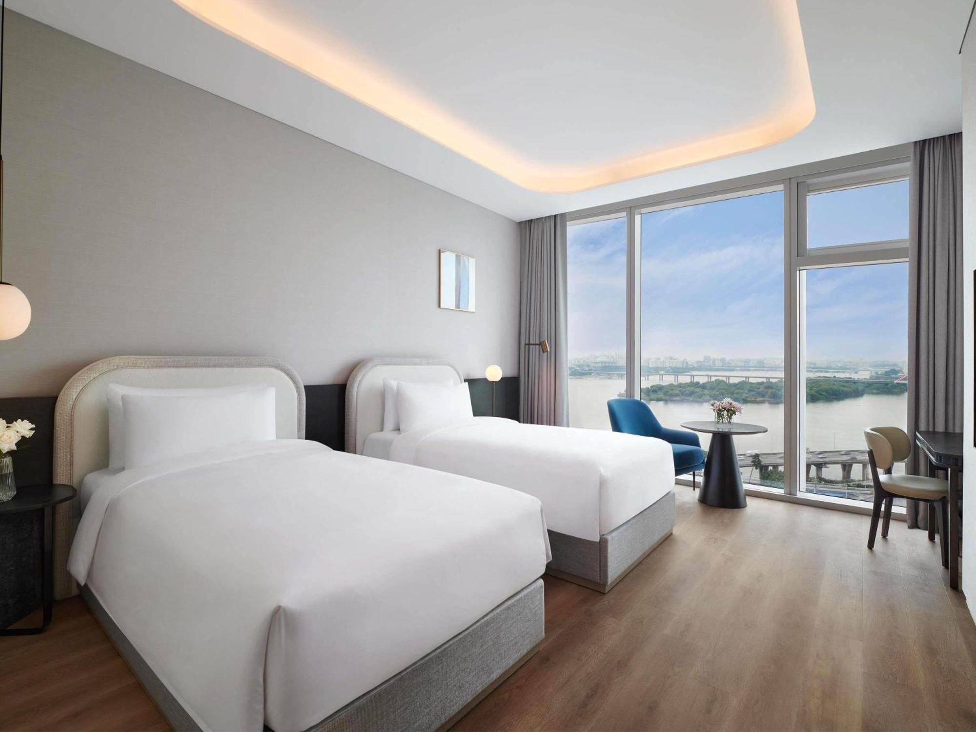 Deluxe River with 2 Single Beds, River View