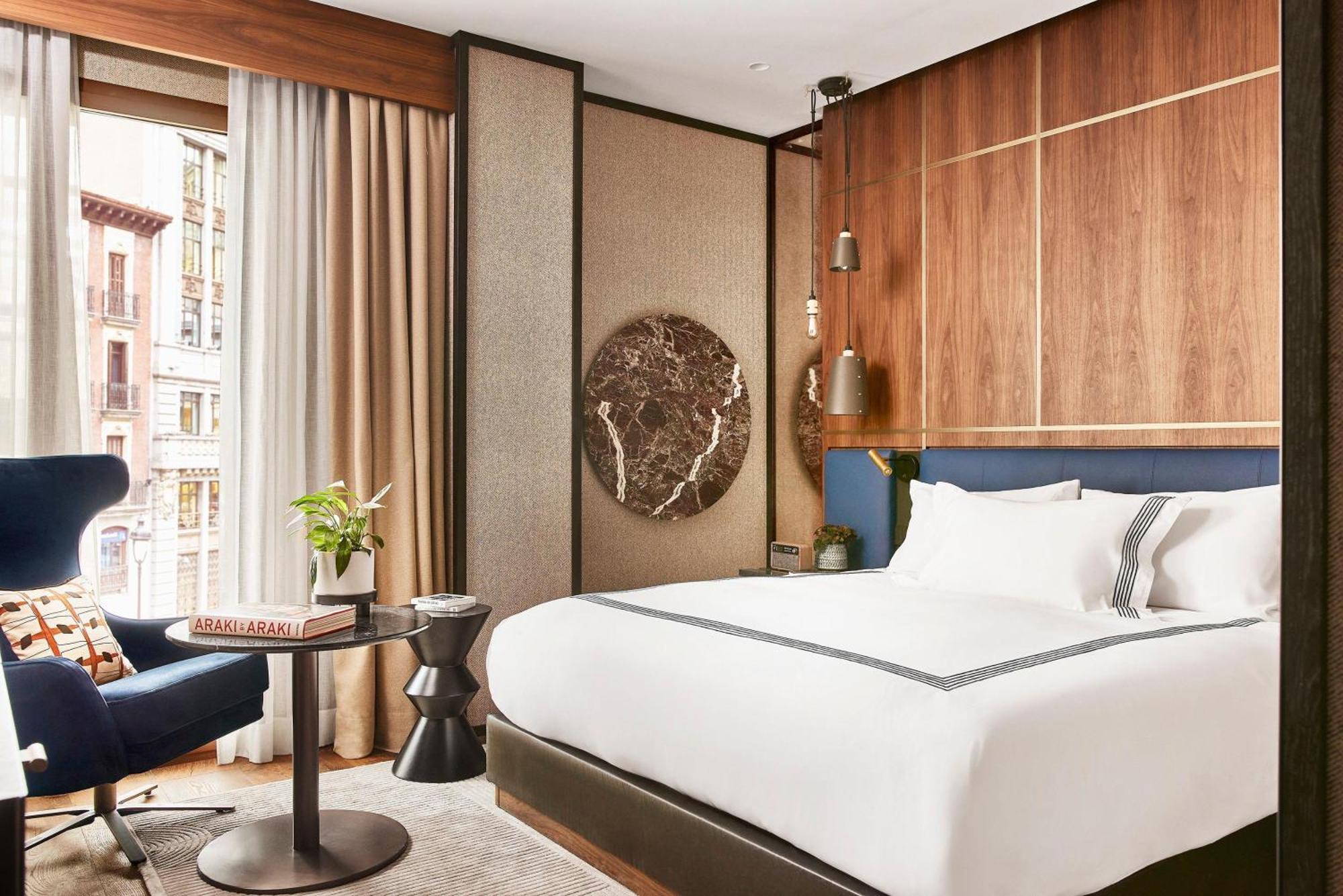 Habitación con cama extragrande y vistas a la ciudad