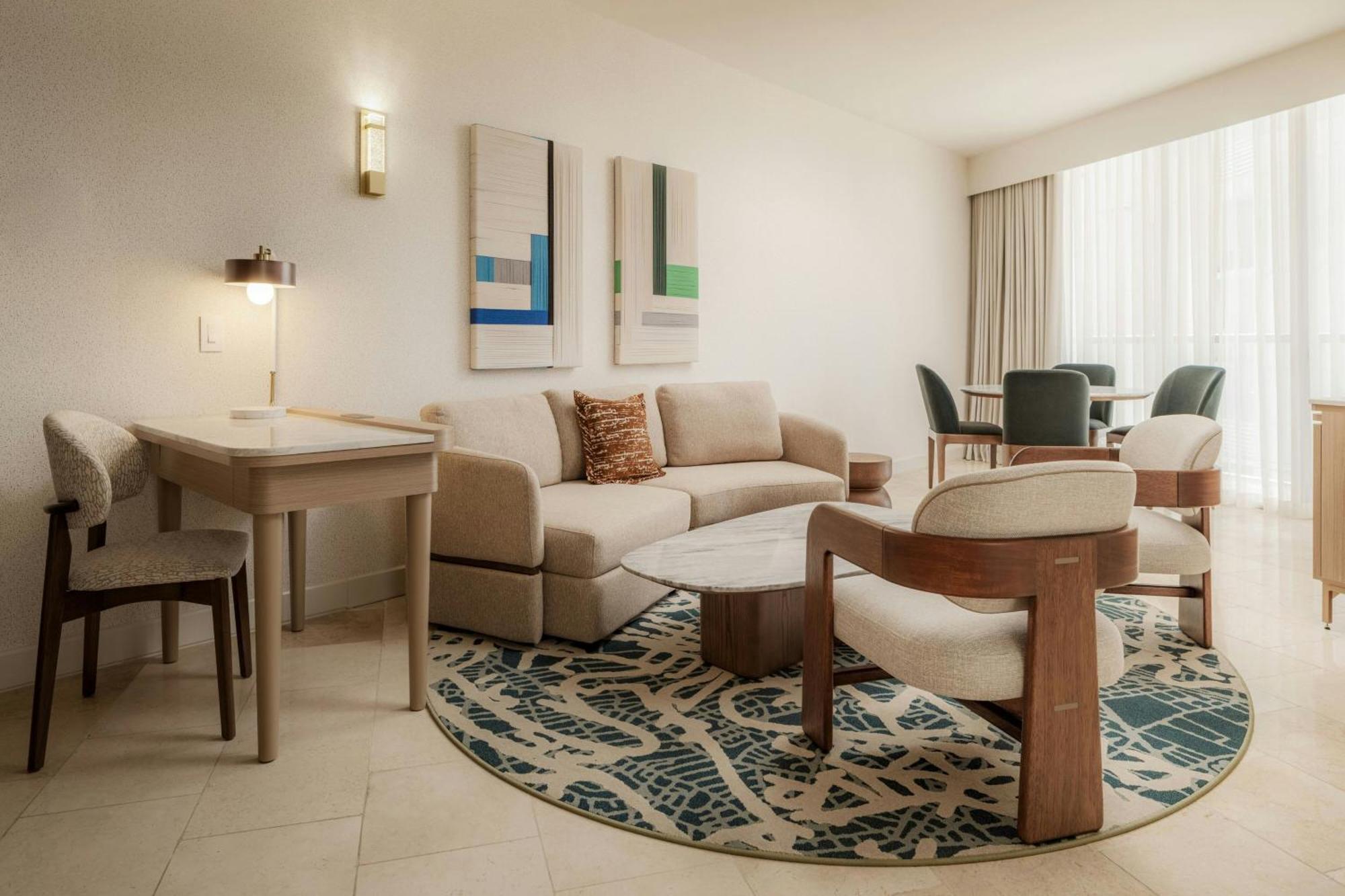 Suite Executive con cama extragrande, balcón y vistas parciales al océano
