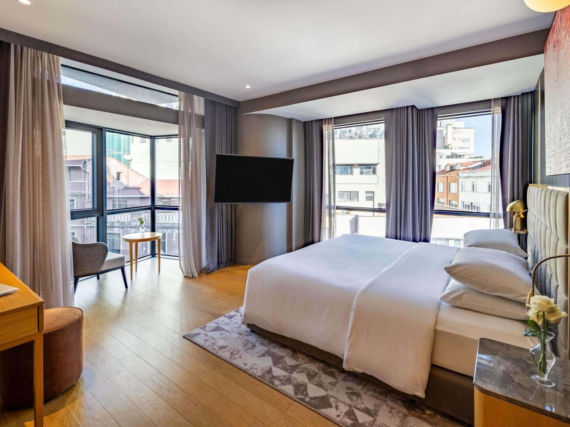 Suite Prestige con cama extragrande y acceso al club