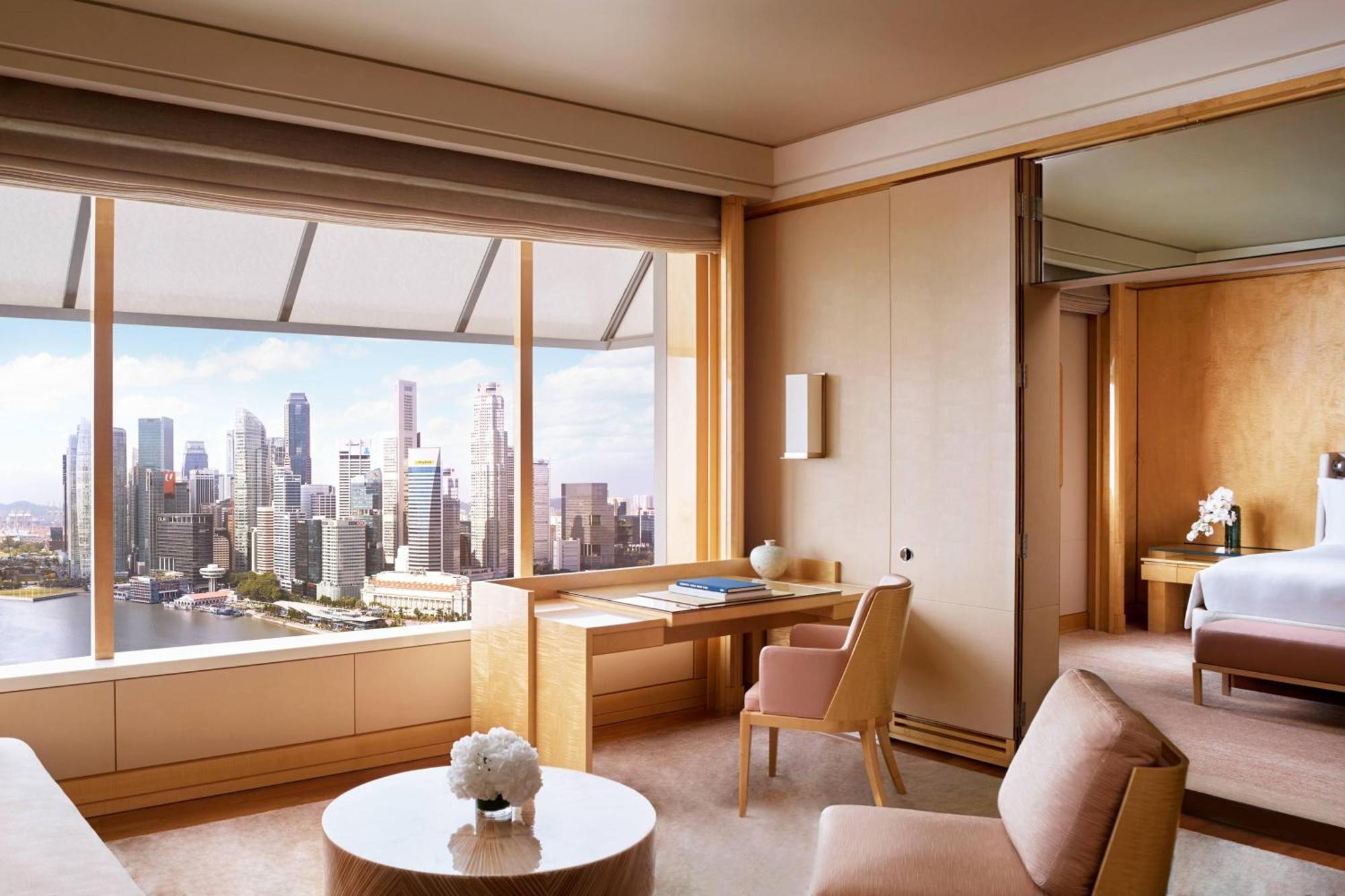 Suite Club Deluxe con cama extragrande, vistas al puerto deportivo y acceso al salón