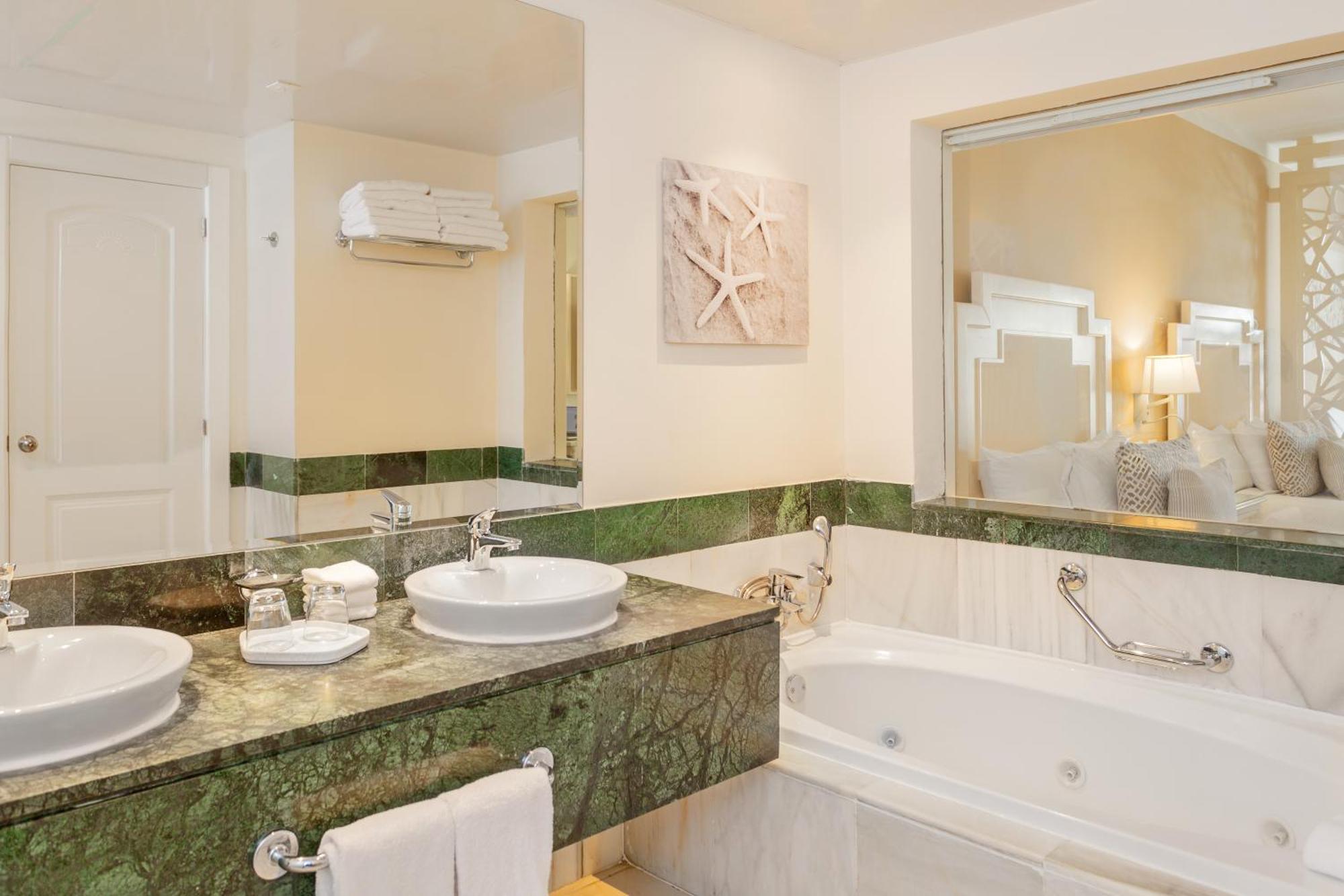 Junior Suite con vistas al castillo y 2 camas dobles (uso individual)