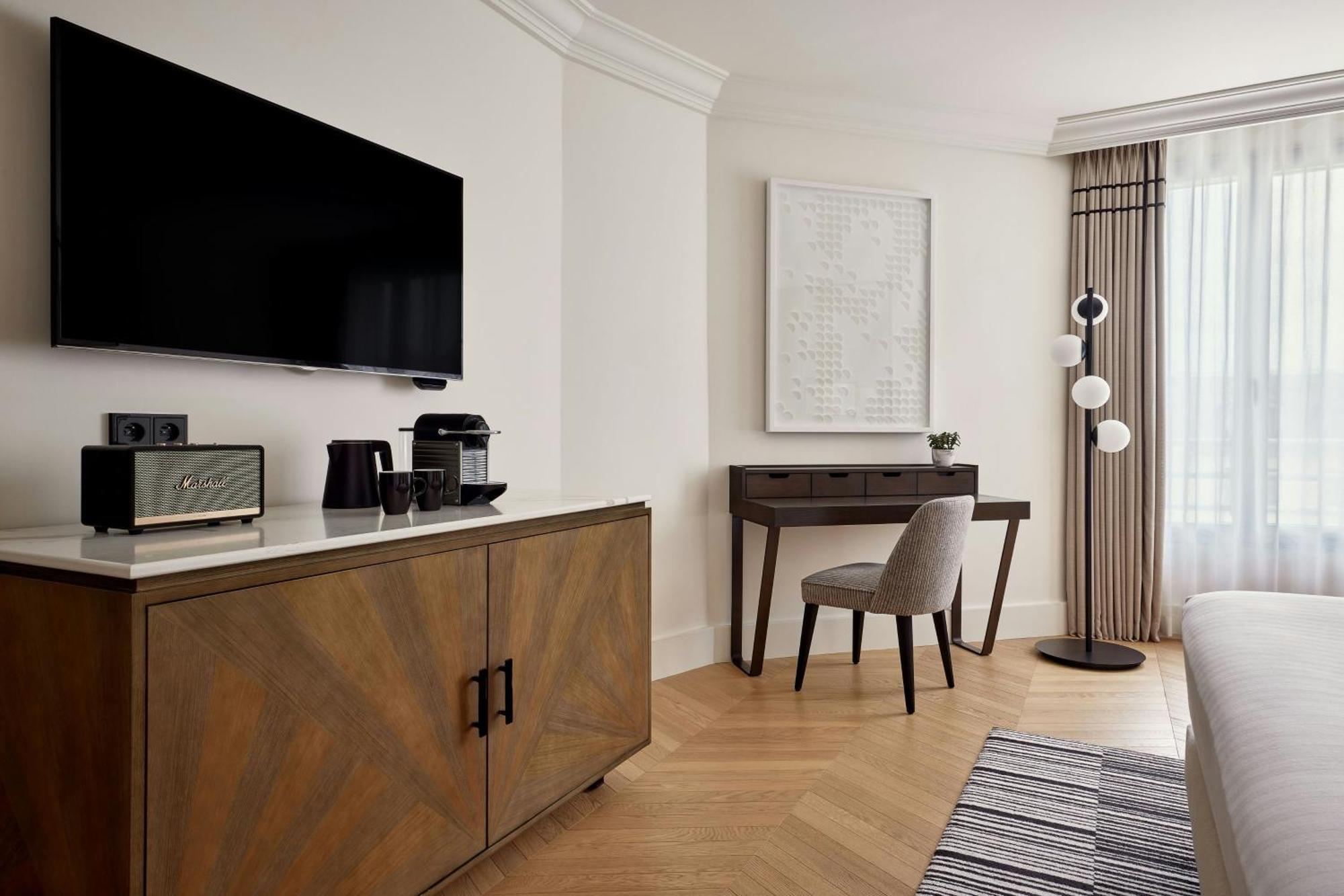 Habitación con cama extragrande y vistas a los Campos Elíseos
