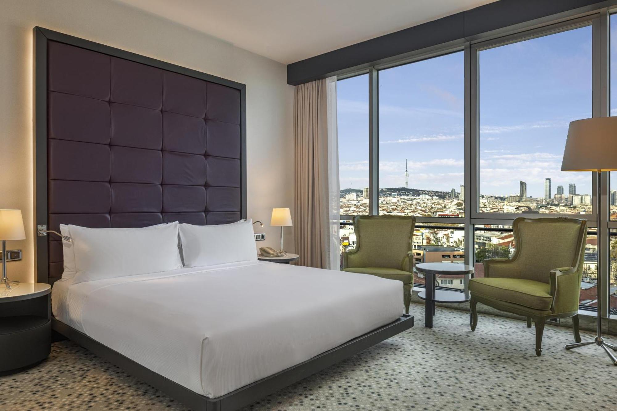 Habitación con cama extragrande y vistas a la ciudad
