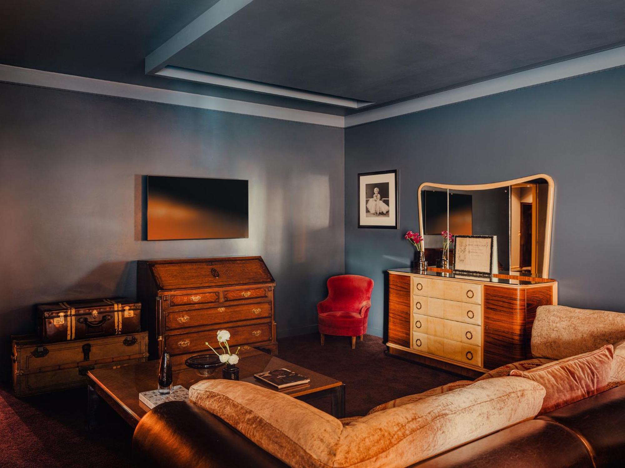 Suite con cama grande y balcón