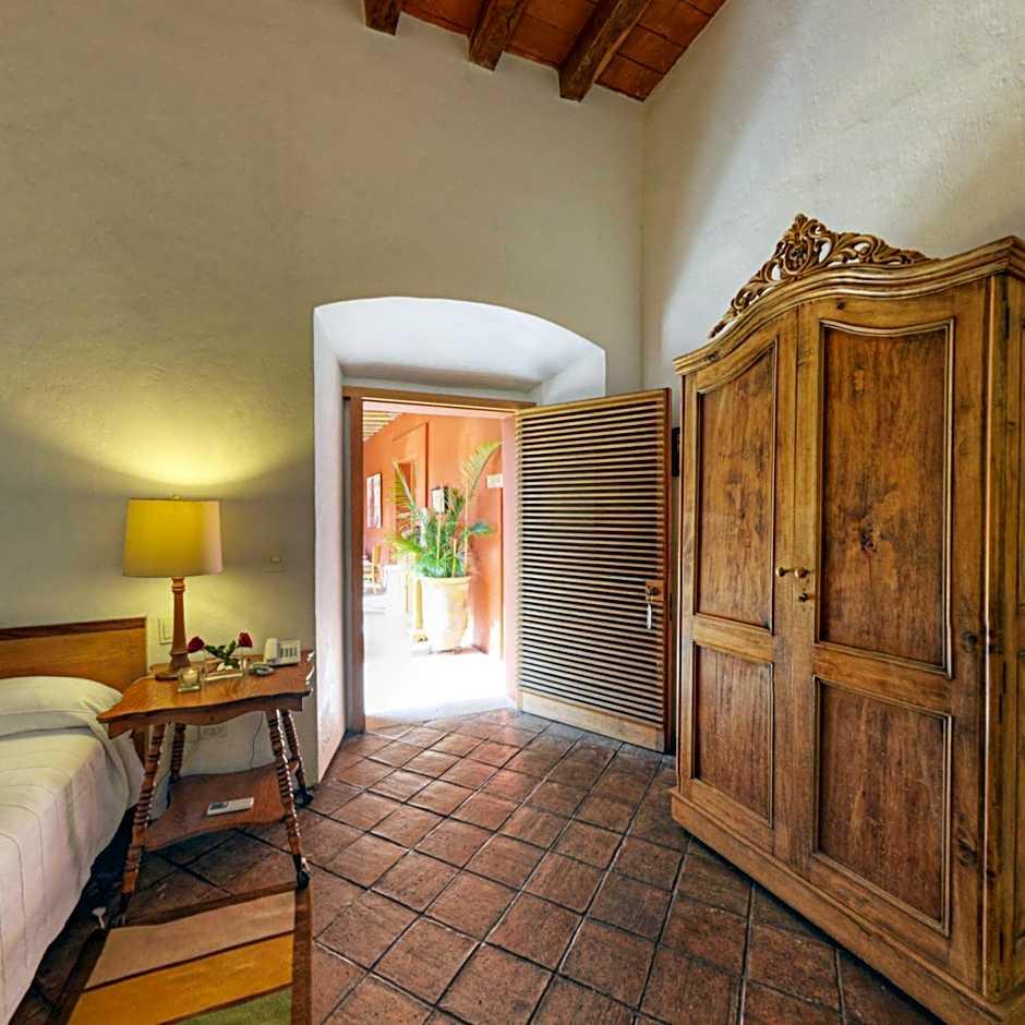Habitación con cama extragrande.