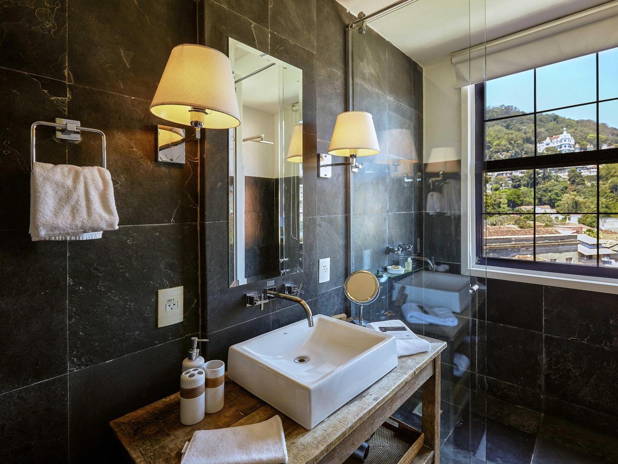 Habitación Deluxe con cama extragrande, balcón y vistas