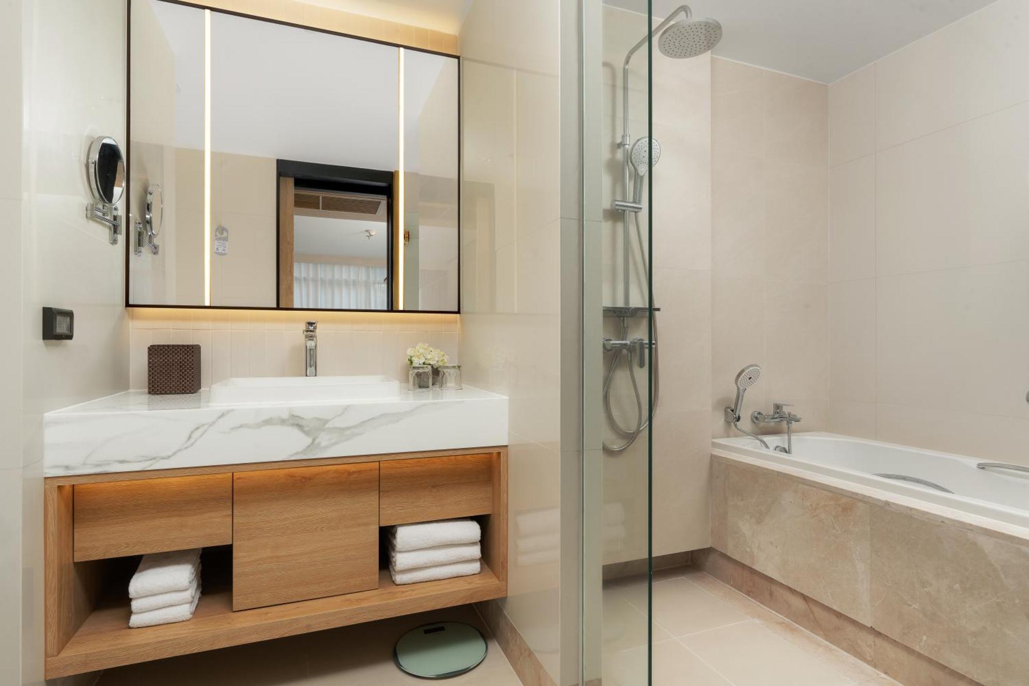 Suite Executive de 1 dormitorio con cama extragrande y vistas a la ciudad