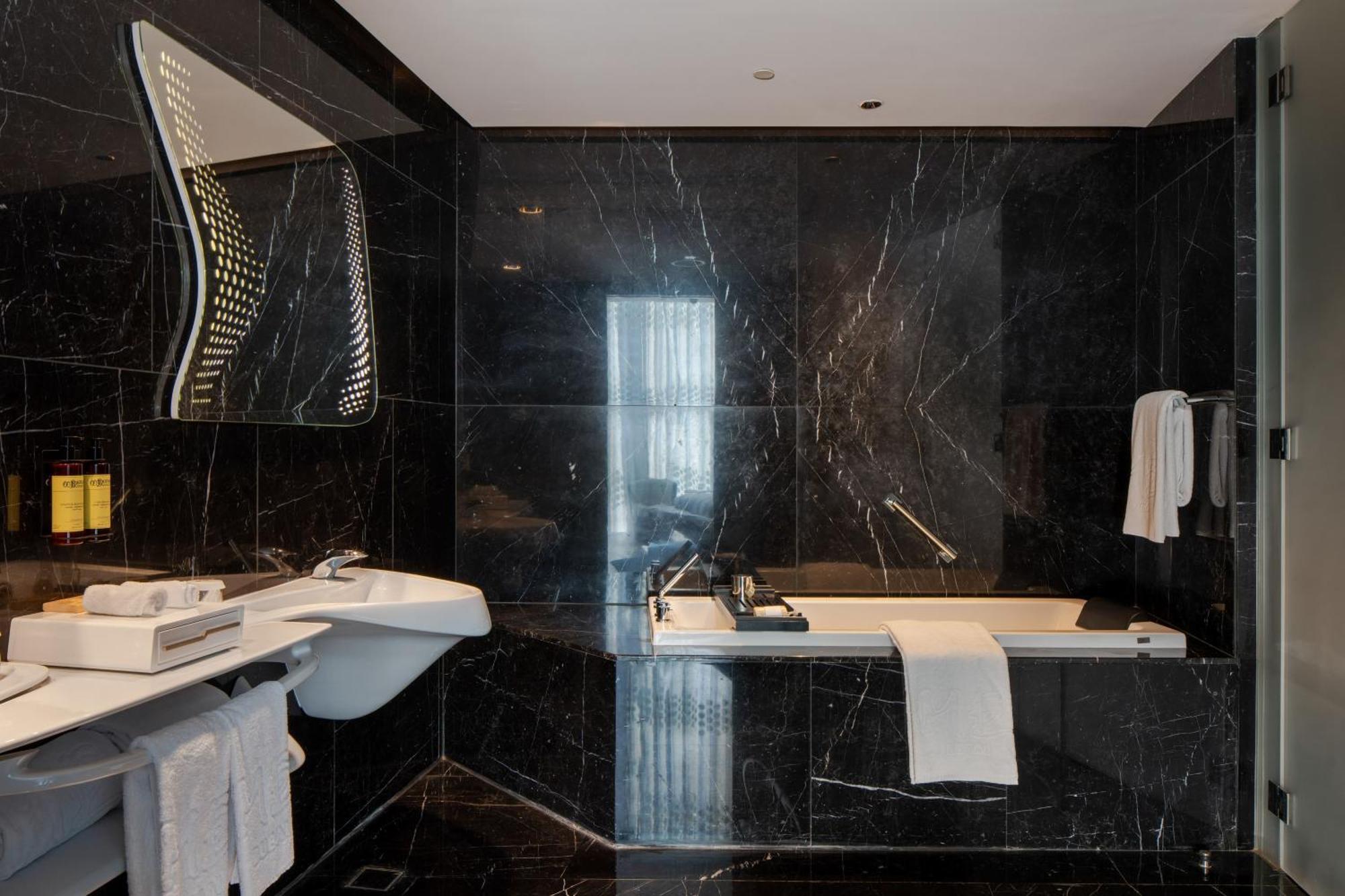 Extra ME + Suite Junior con vistas al Burj Khalifa y jacuzzi