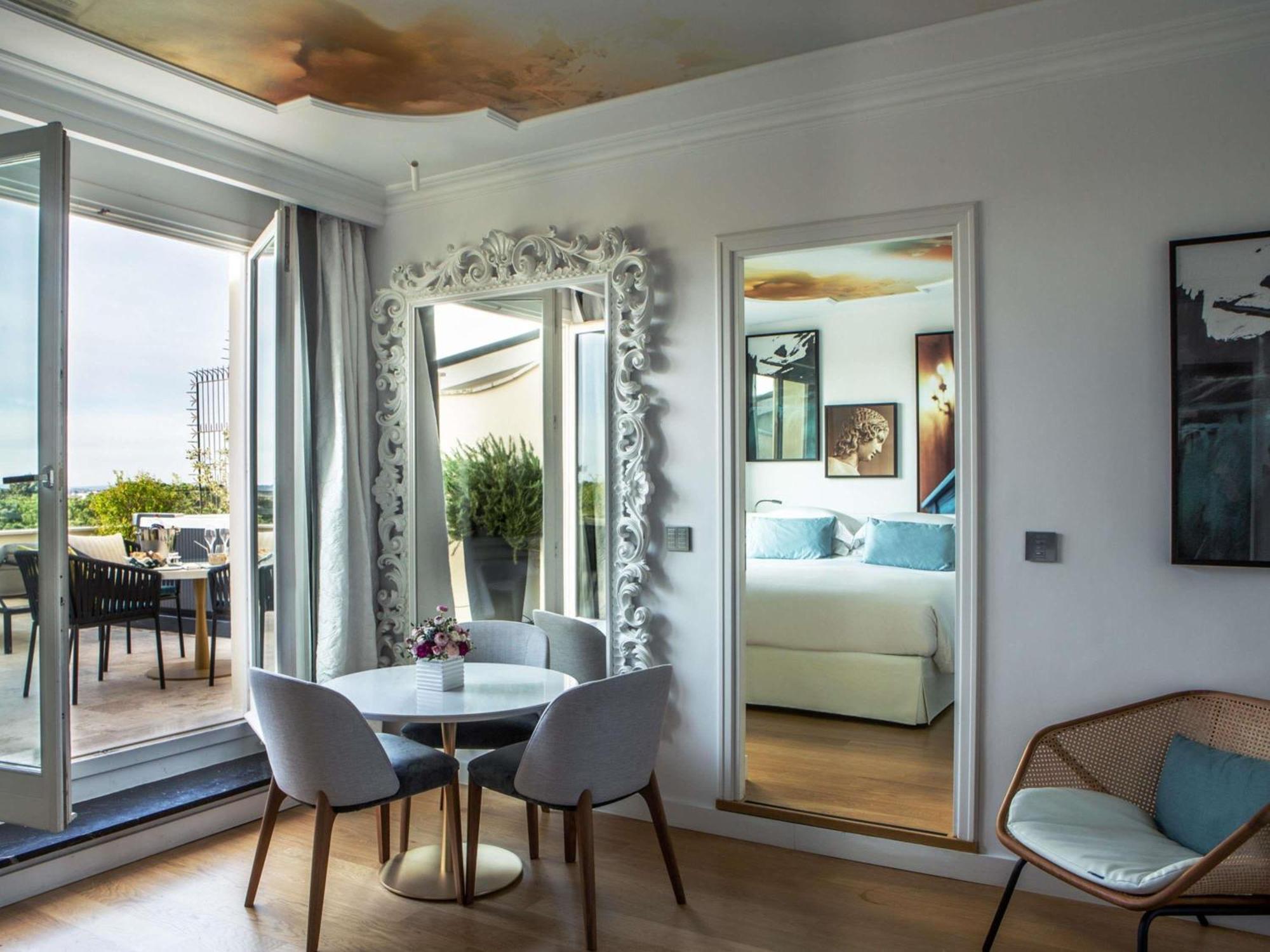 Suite con bañera de hidromasaje y terraza panorámica