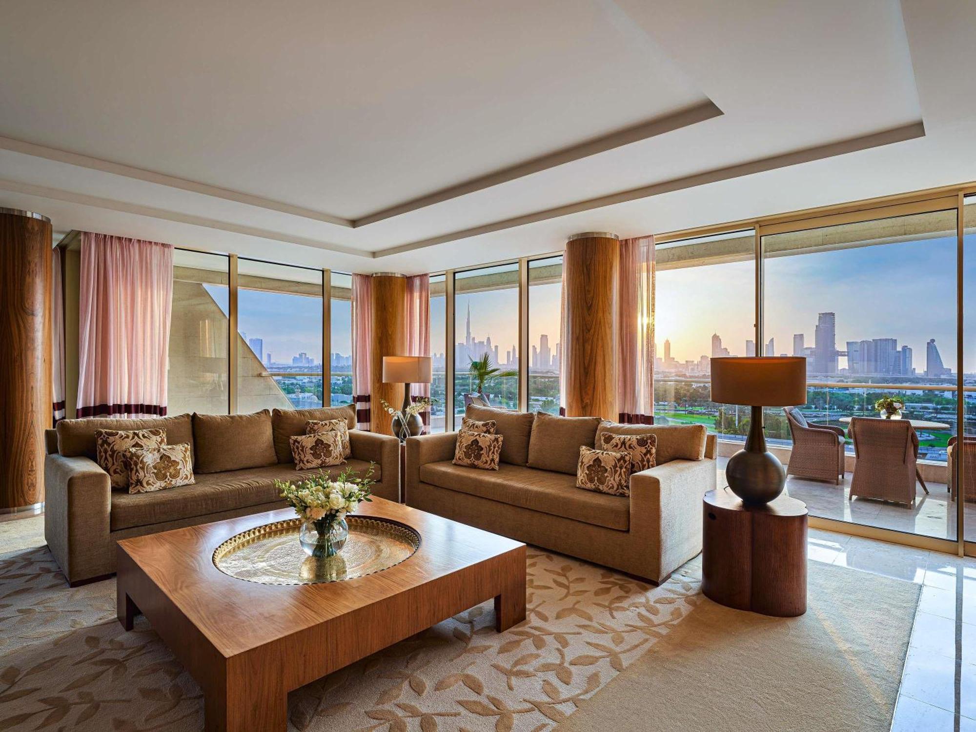 Suite Diplomatic con terraza, vistas al perfil urbano y acceso al salón Club, que incluye desayuno diario y bebidas y canapés por la noche