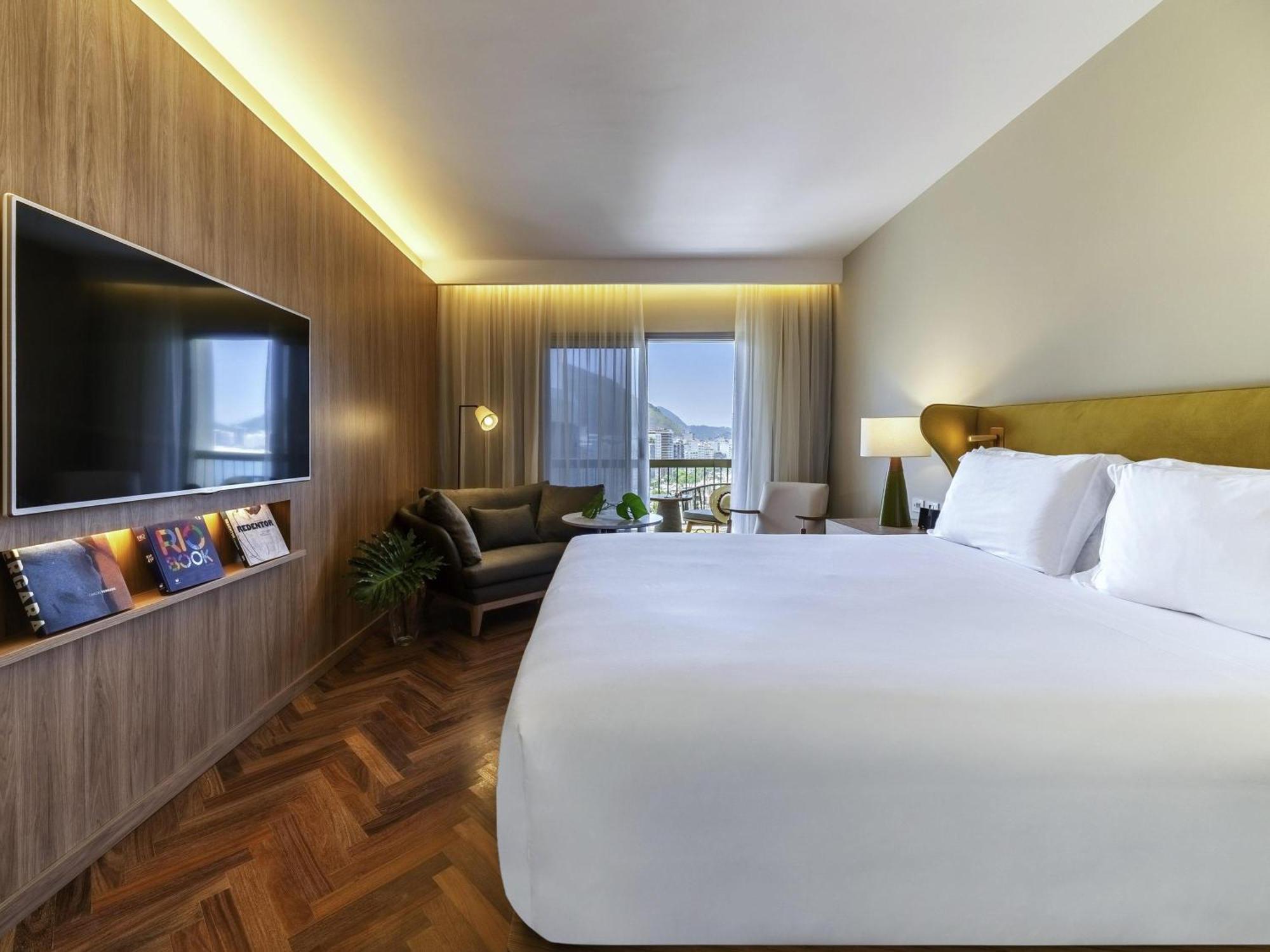 Habitación con cama extragrande y vistas al mar