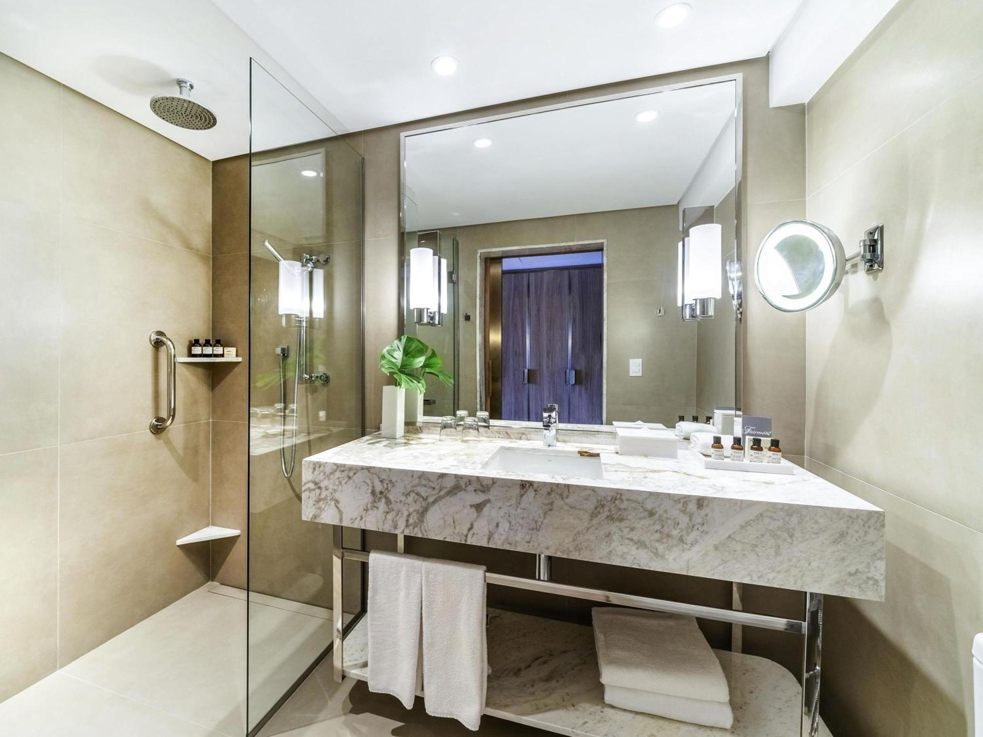 Habitación Fairmont Gold con 2 camas individuales y vistas a la ciudad