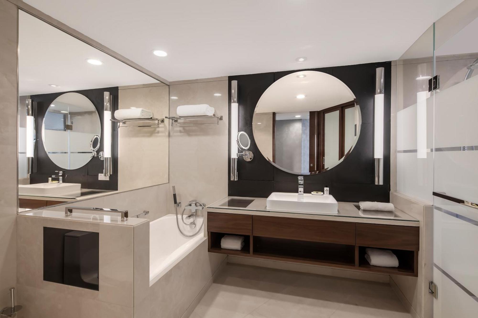 Suite Diplomática con cama extragrande y acceso al salón - Vistas a la ciudad - Planta alta