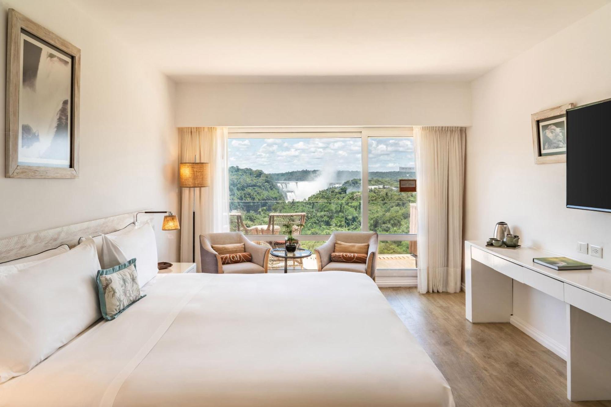 Habitación Red Level con cama extragrande y vistas a las cataratas