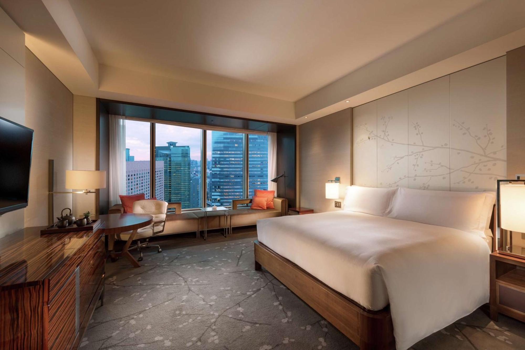 Habitación con cama extragrande y vistas a la ciudad