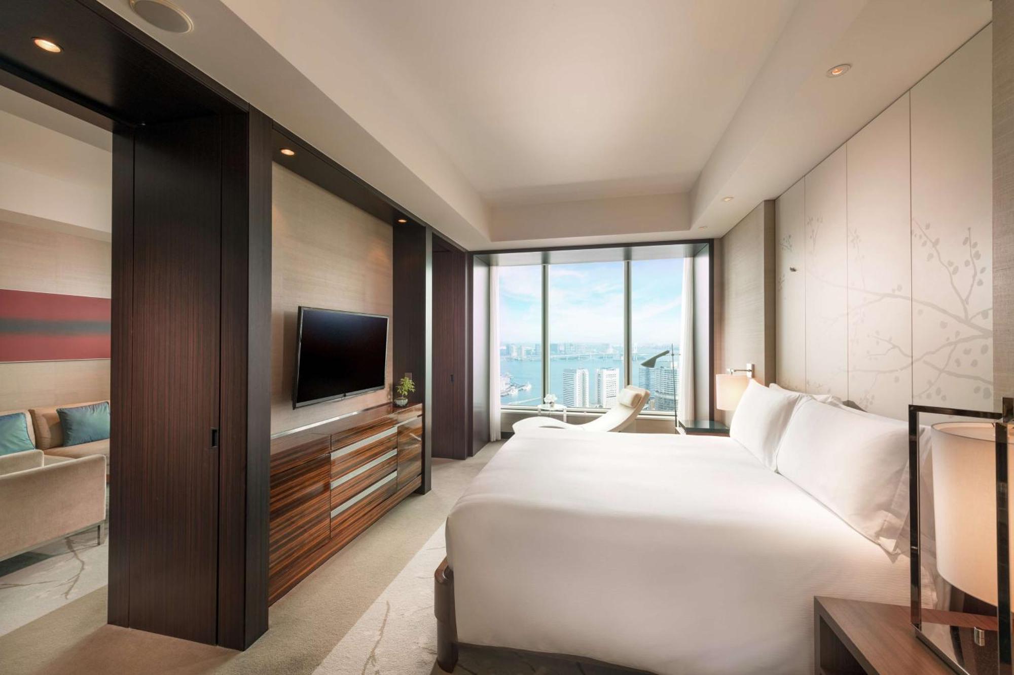 Suite con cama grande - Vistas a la bahía