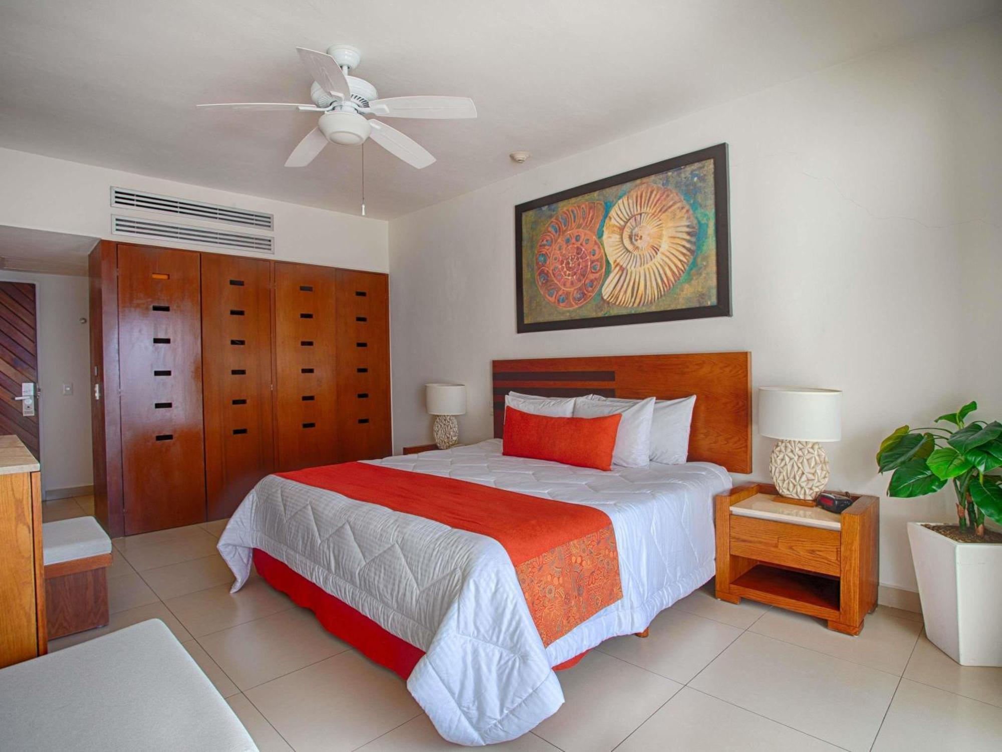 Habitación Resort Club con cama extragrande, balcón y bañera