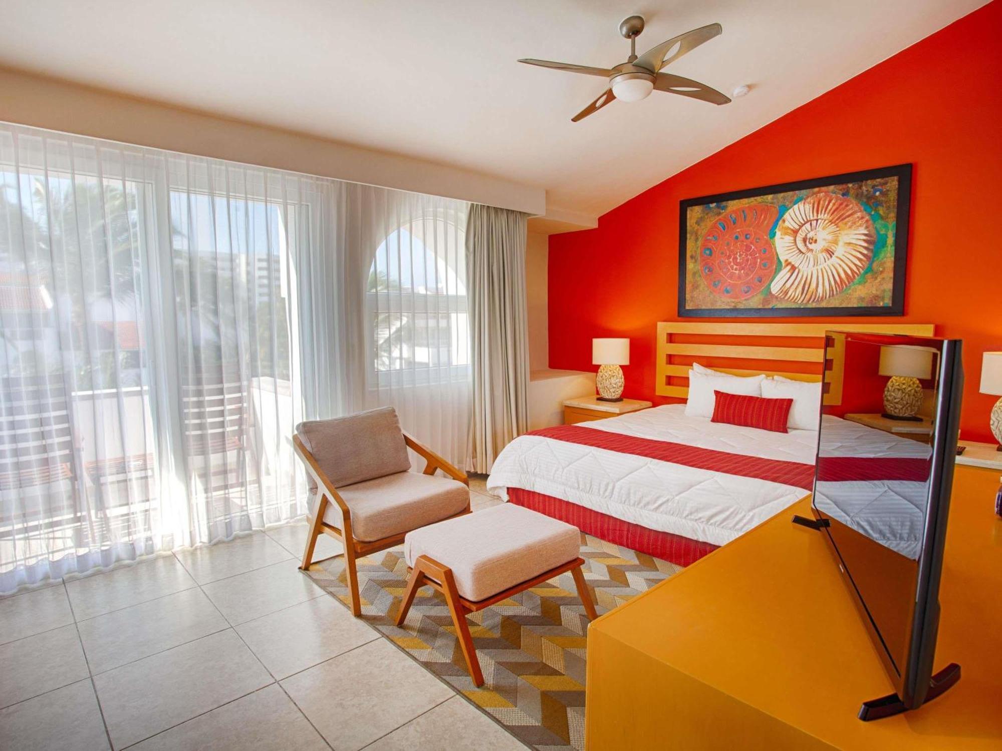 Suite de 2 dormitorios con cama extragrande, sofá cama, 3 baños y balcón