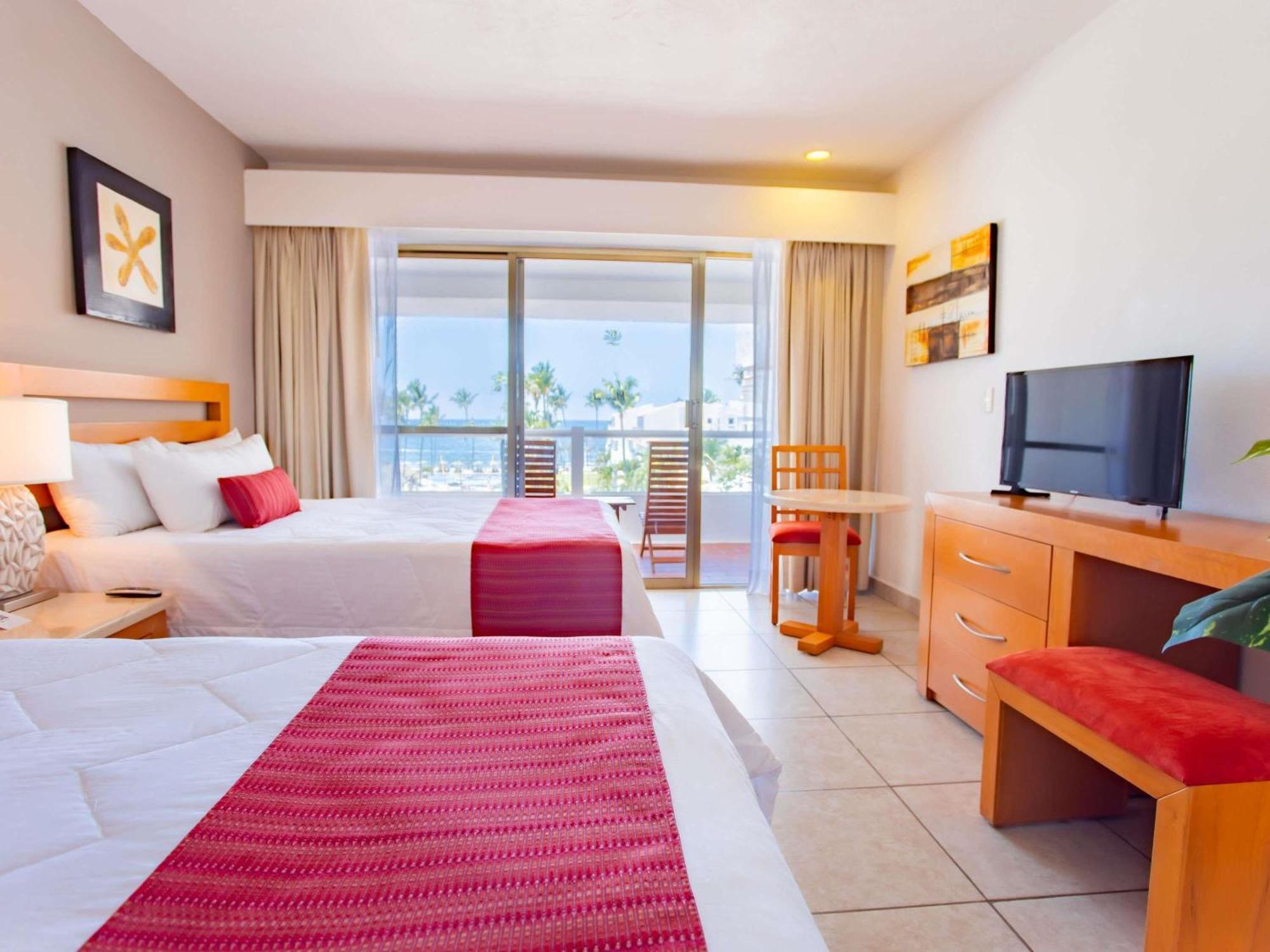 Habitación Doble Resort Club con bañera, 2 camas dobles y balcón