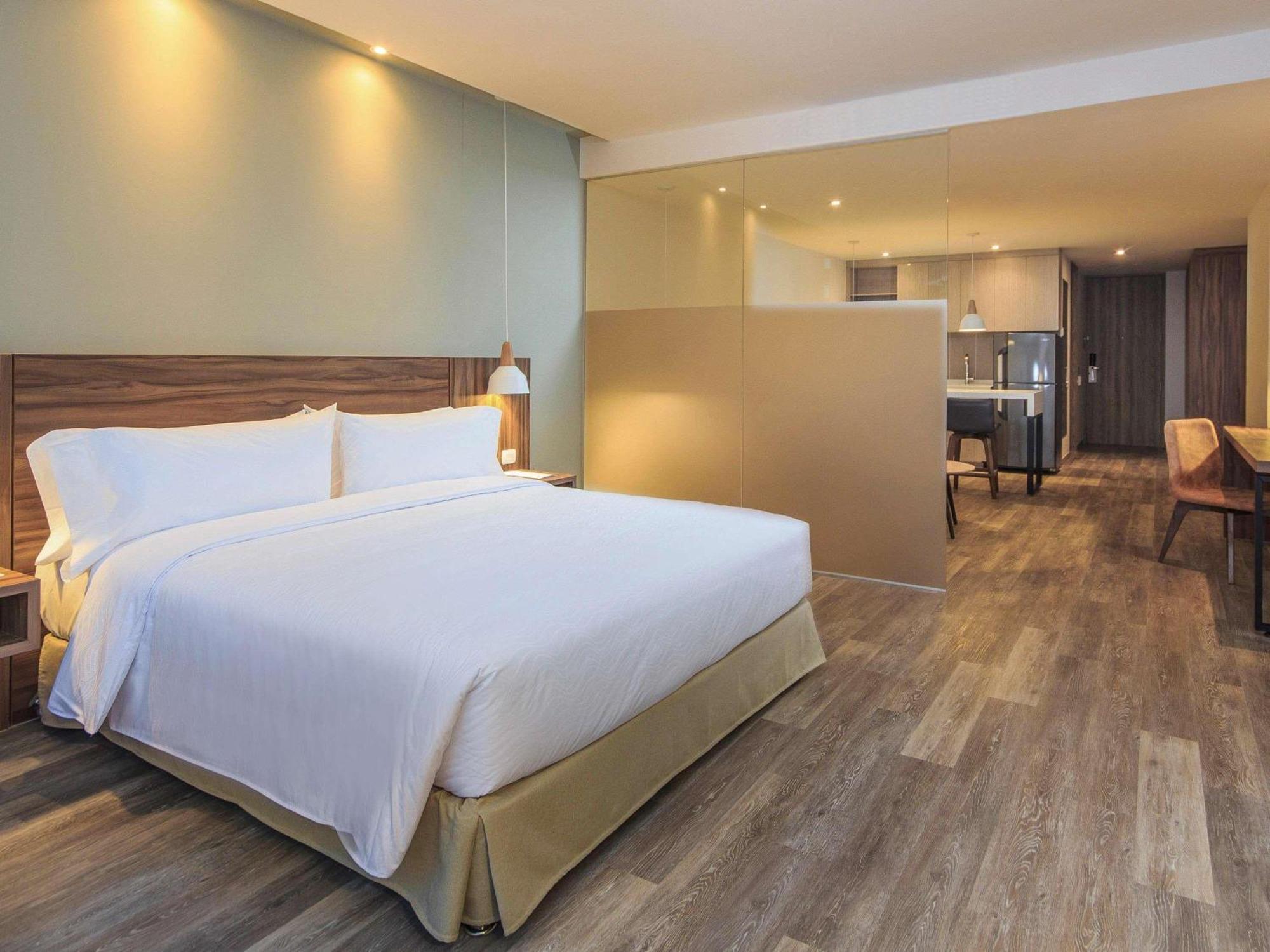 Suite Superior con cama grande y sofá cama
