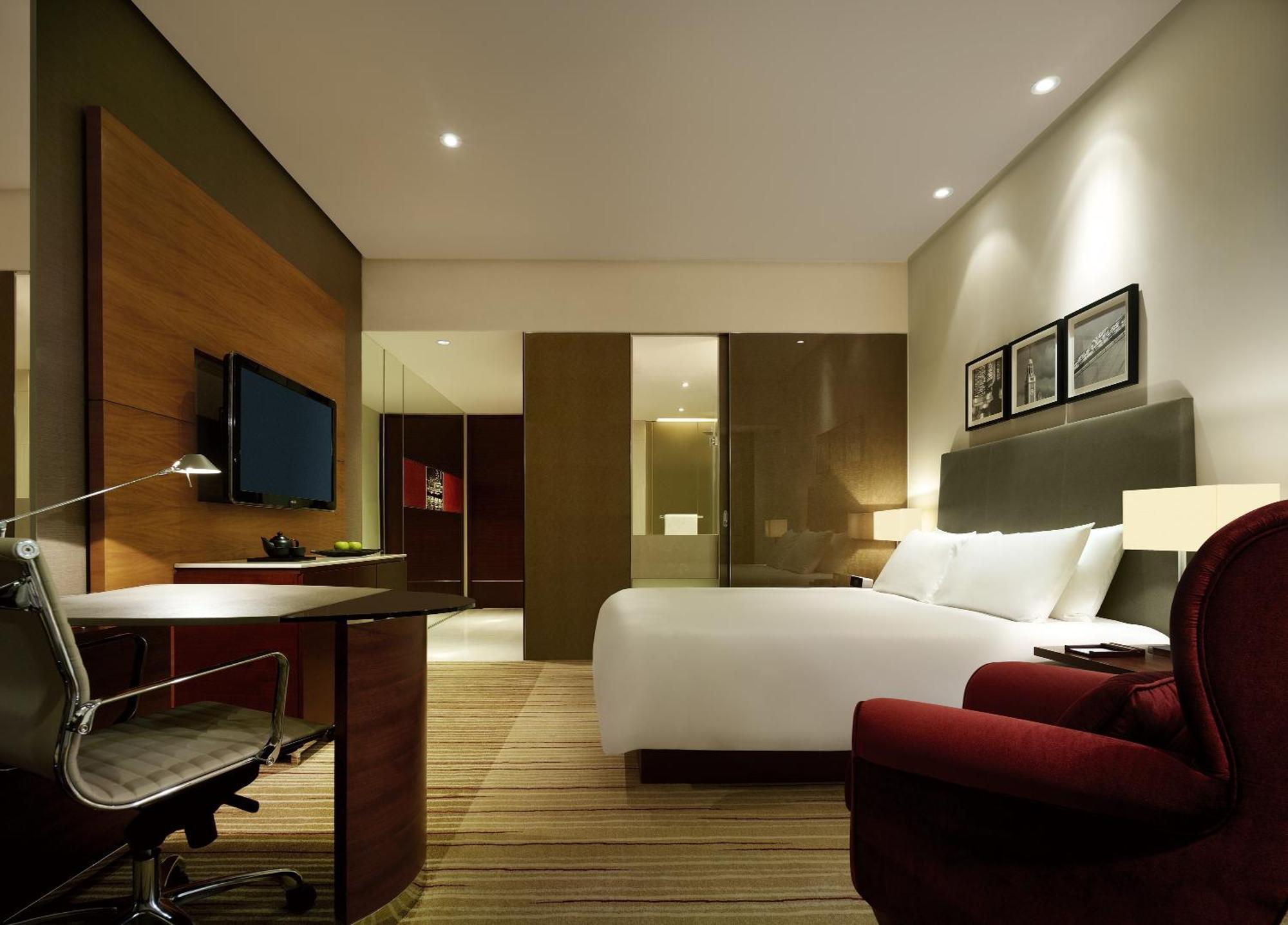 Habitación con cama extragrande y acceso al club