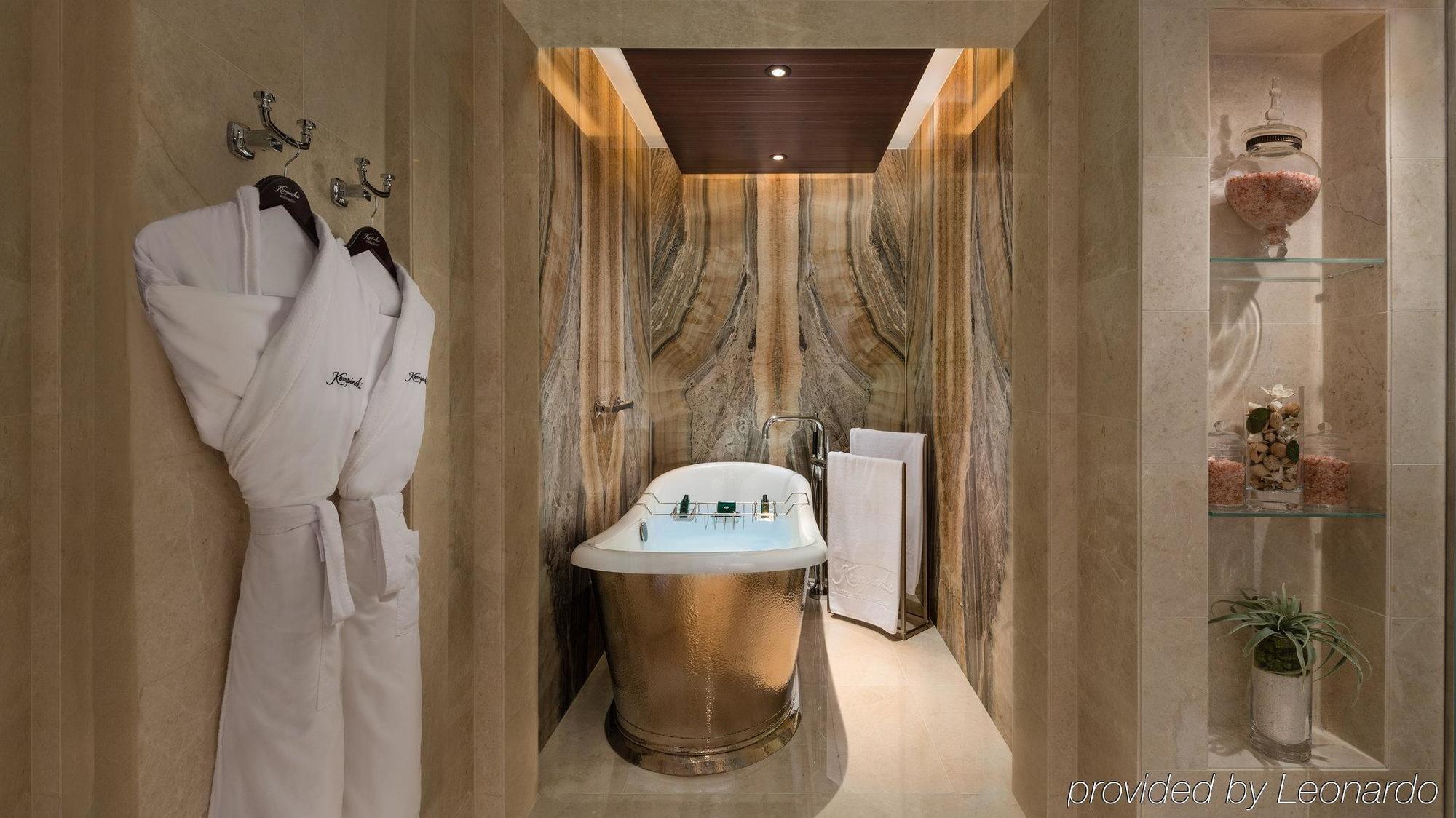 Chalet de esquí de 2 dormitorios en Aspen: acceso al Snow Park en Ski Dubai para 2, mayordomo privado, traslados al aeropuerto DXB, acceso al salón que incluye té de la tarde, horario de cócteles por la noche, refrigerios y canapés