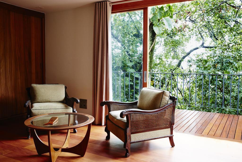 Habitación con cama extragrande y balcón