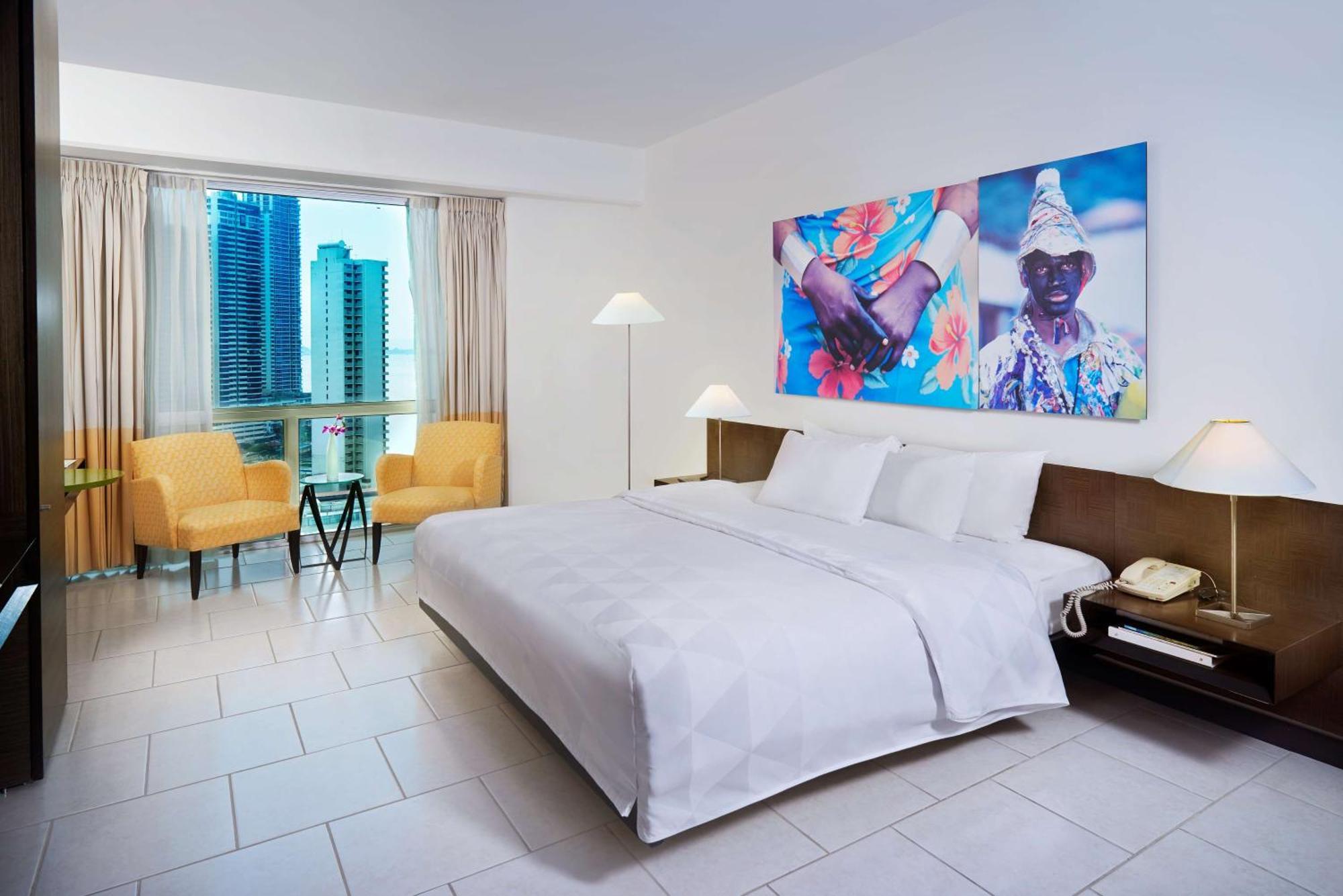 Habitación con cama extragrande y vistas al mar