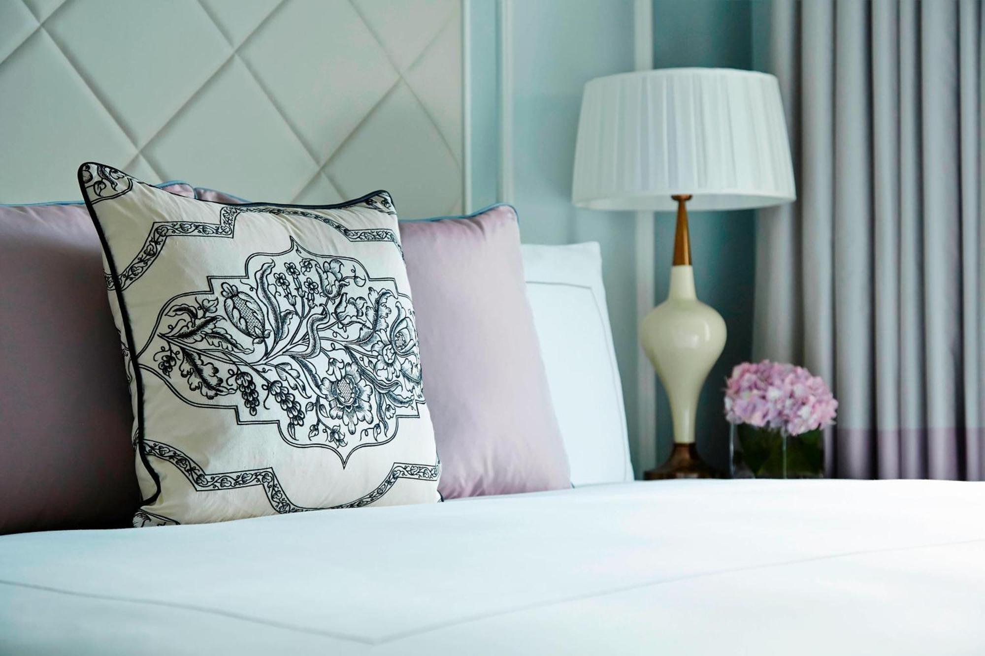 Suite Premier con 1 cama extragrande, sofá cama y acceso al salón executive