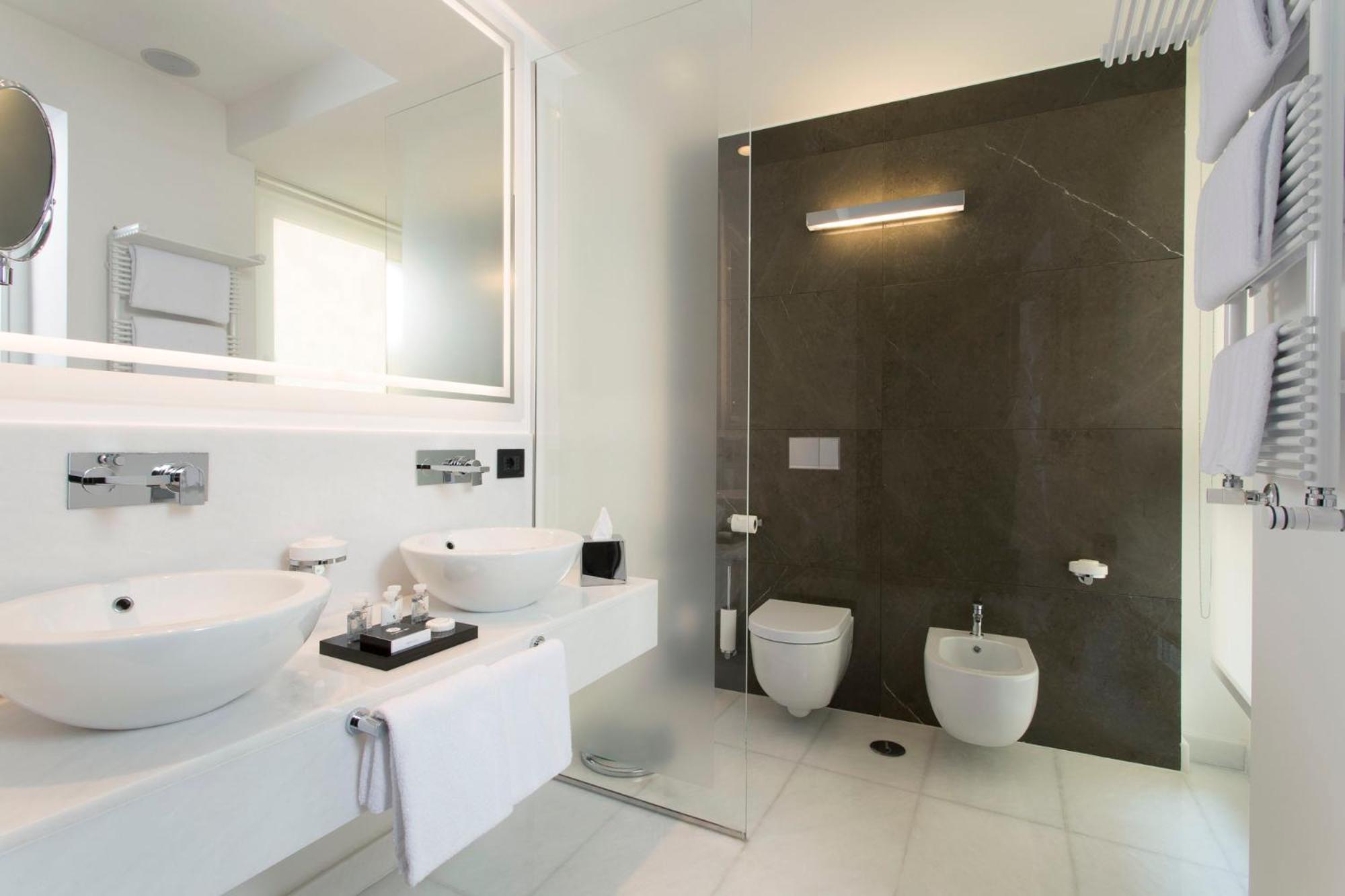 Suite con cama grande y balcón