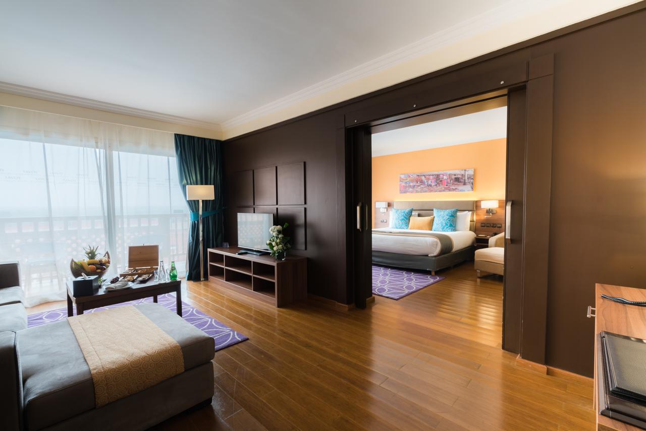 Suite Prestige con jaccuzi, habitación doble y vistas a la piscina