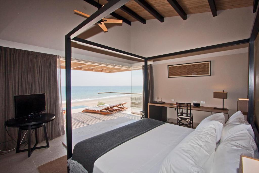 Villa con piscina - primera línea de playa