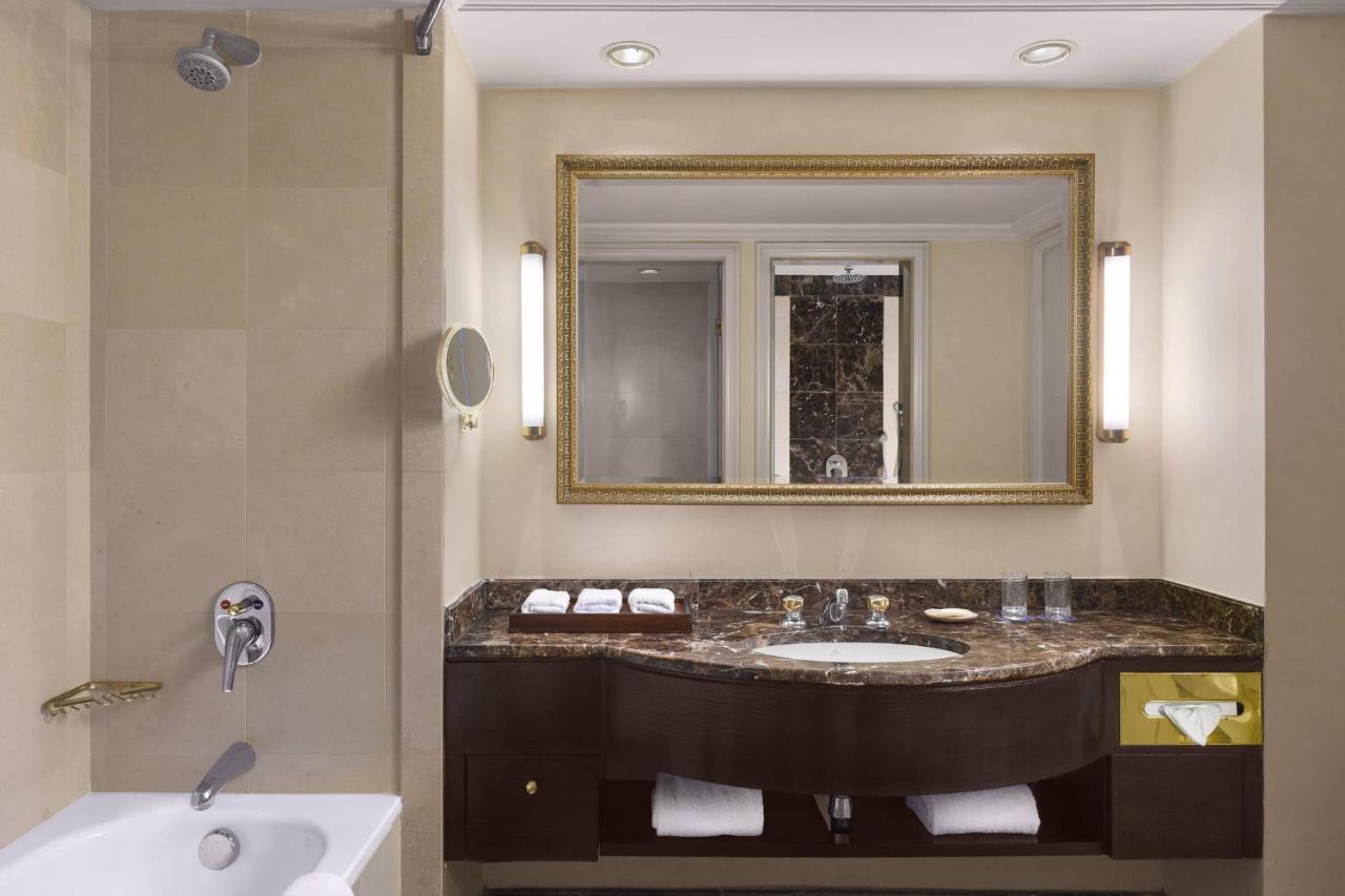 Suite Royal con 1 cama extragrande, balcón con vistas a la ciudad y acceso al club lounge
