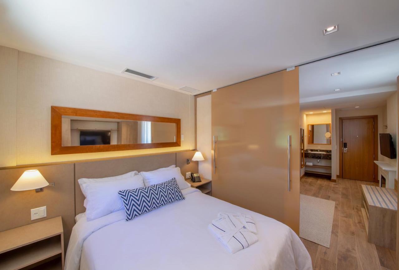 Habitación Estándar con cama grande y vistas a la piscina - no fumadores