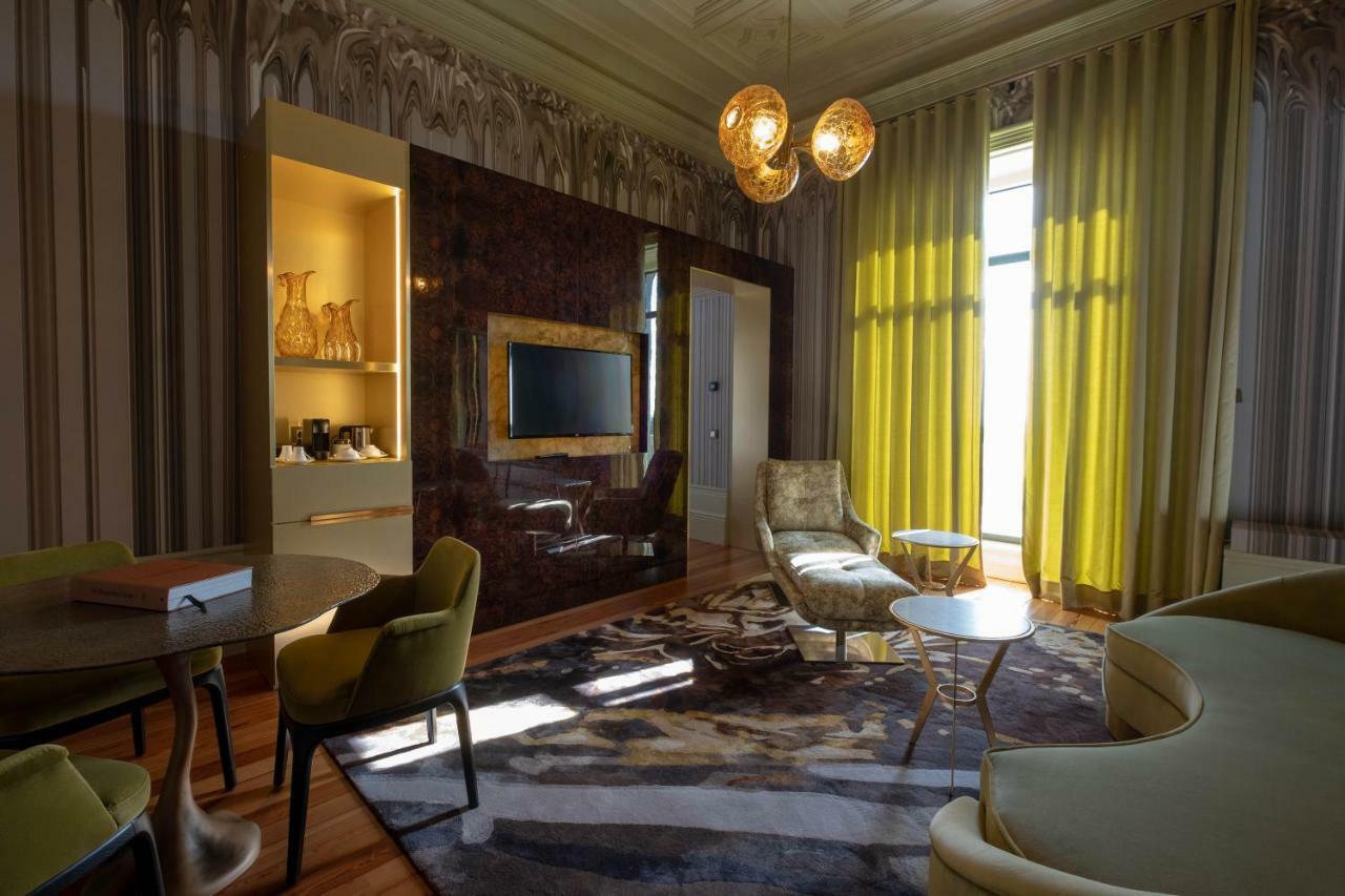 Suite con cama grande y balcón