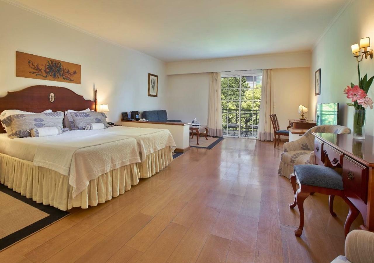 Suite Junior con balcón y vistas al jardín