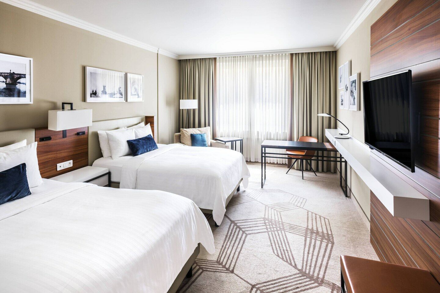 Deluxe Guest room, 2 Queen,925090249:JPEG