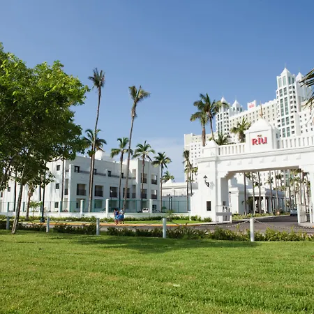 Hotel Riu Emerald Bay-3