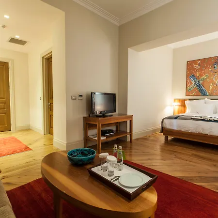 Tomtom Suites-3